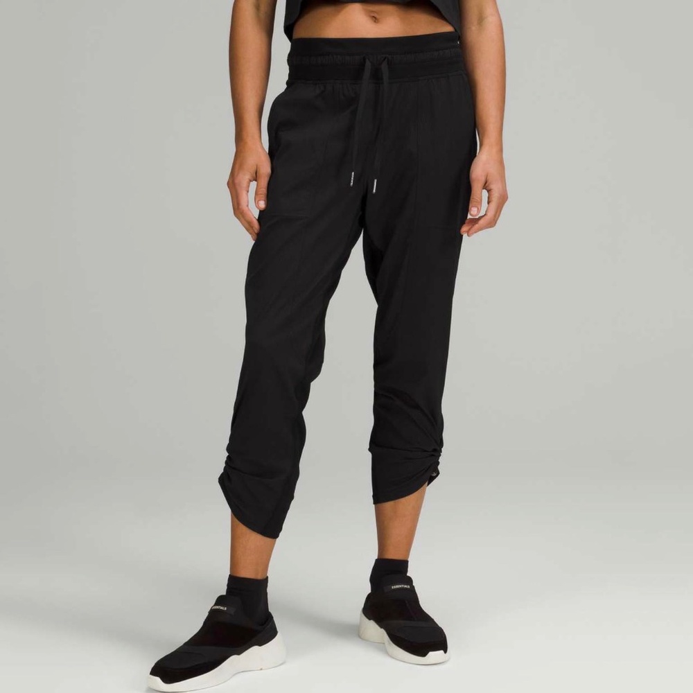 Lululemon Dance Studio Mid Rise Crop 25" in Black Size 8